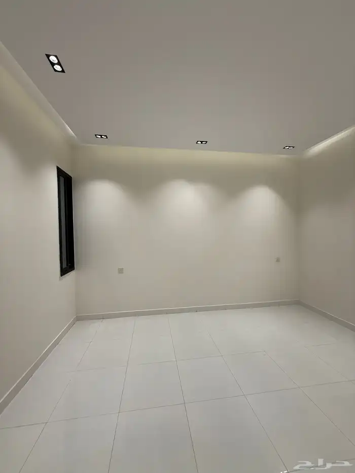للبيع شق ق ارضيه وعلويه بموقع مميز بجوار دوار التحليه 21