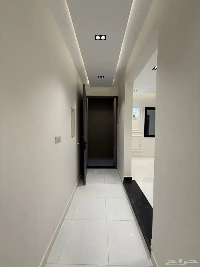 للبيع شق ق ارضيه وعلويه بموقع مميز بجوار دوار التحليه 11