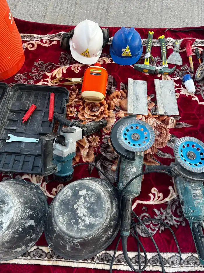 ادوات بناء وسنفرة للجدران استخدام نظيف 3