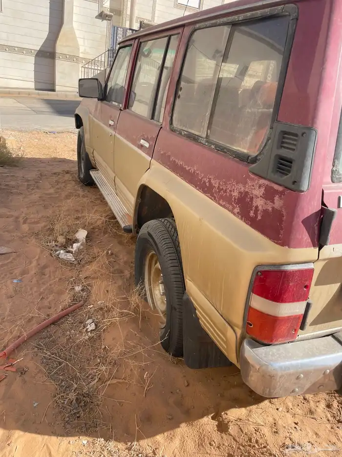 جيب سفاري92 محركته زينه وقف بضل البيت كل شي بلاده مكيف شغال 0