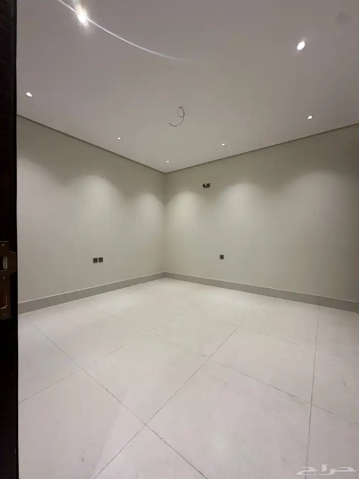 فيله روف للبيع ارضي ومدخل سياره تشطيب ممتاز 11