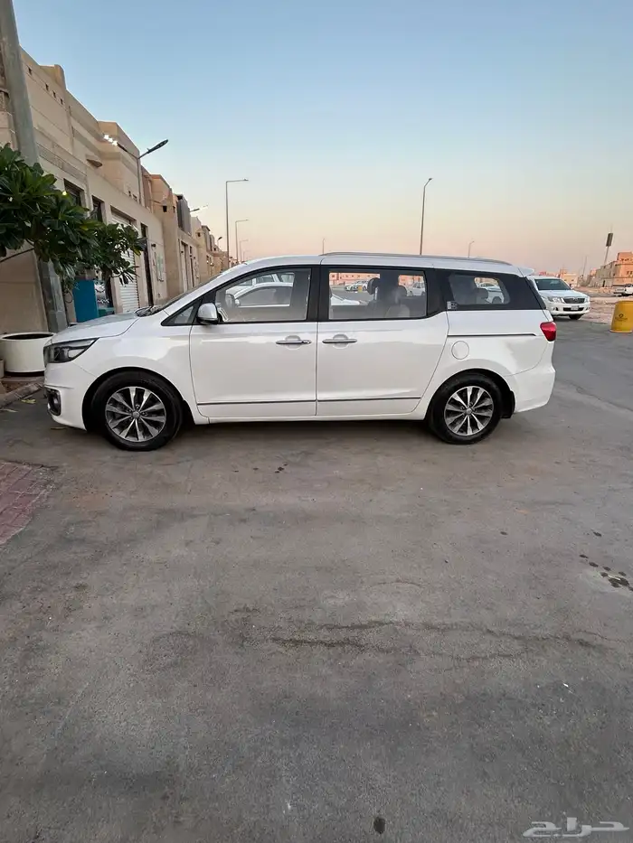 كيا كارنفال 6