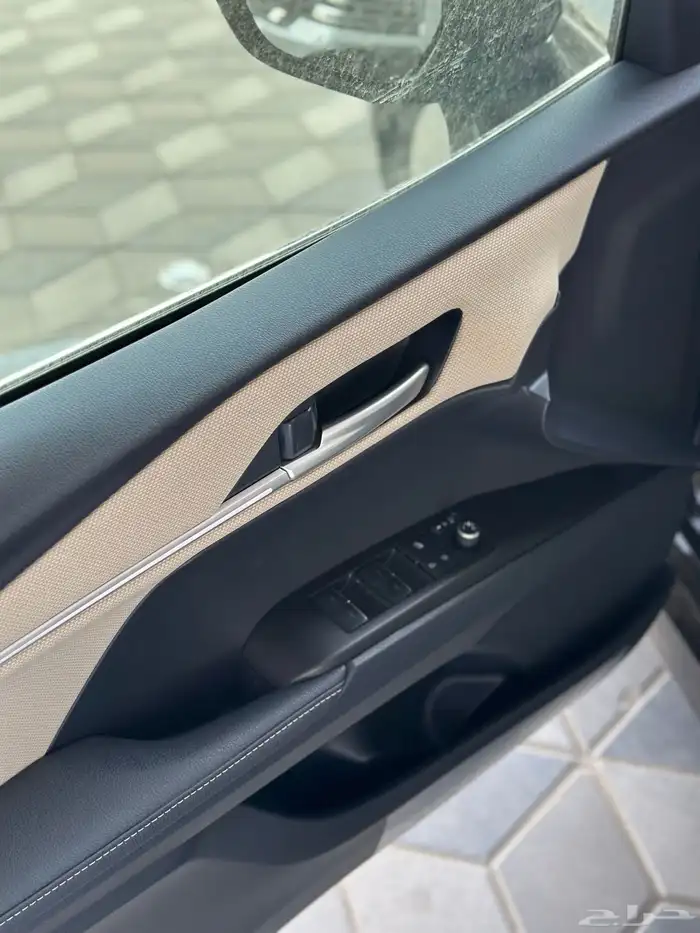 تويوتا كامري LE بنزين الوان اسود موديل 2025 9