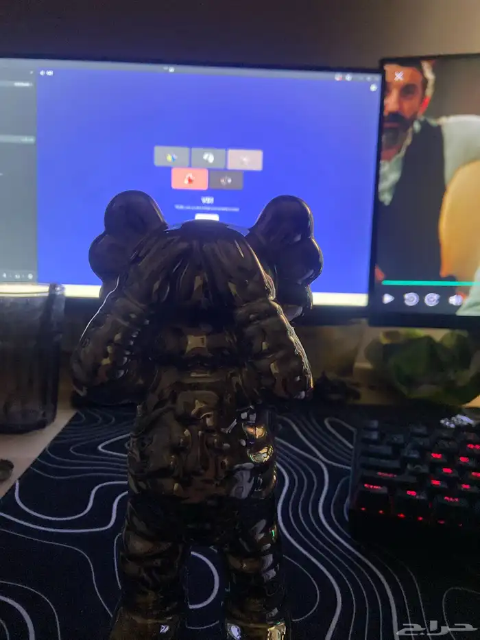 تمثال من تصميم kaws 0