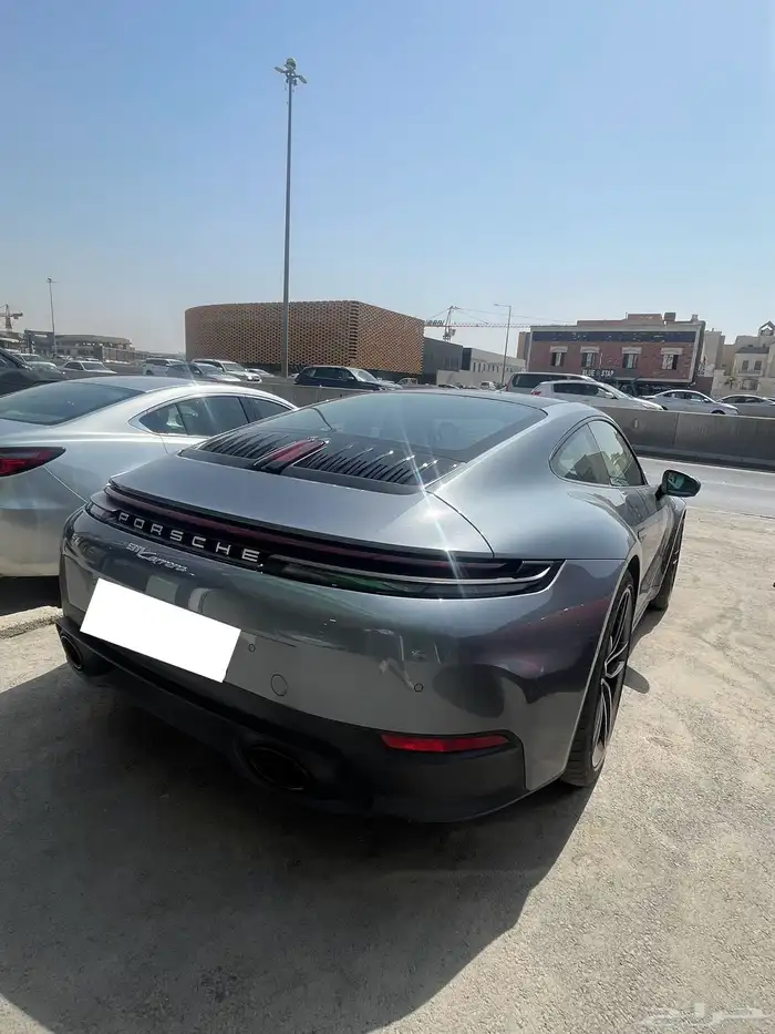 ايجار بورش كاريرا 2025 لون رصاصي 3