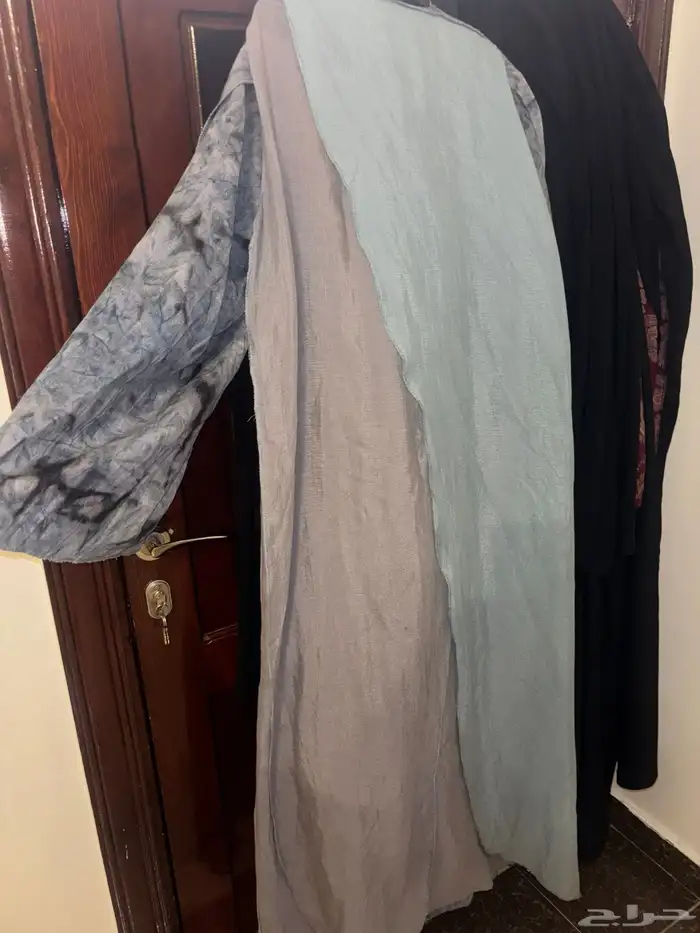 عبايه ملونه شبه جديده من مصممهه 2