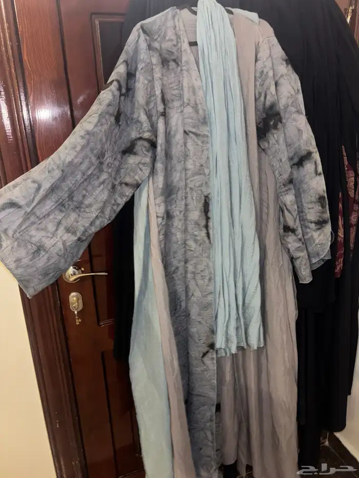 عبايه ملونه شبه جديده من مصممهه 1