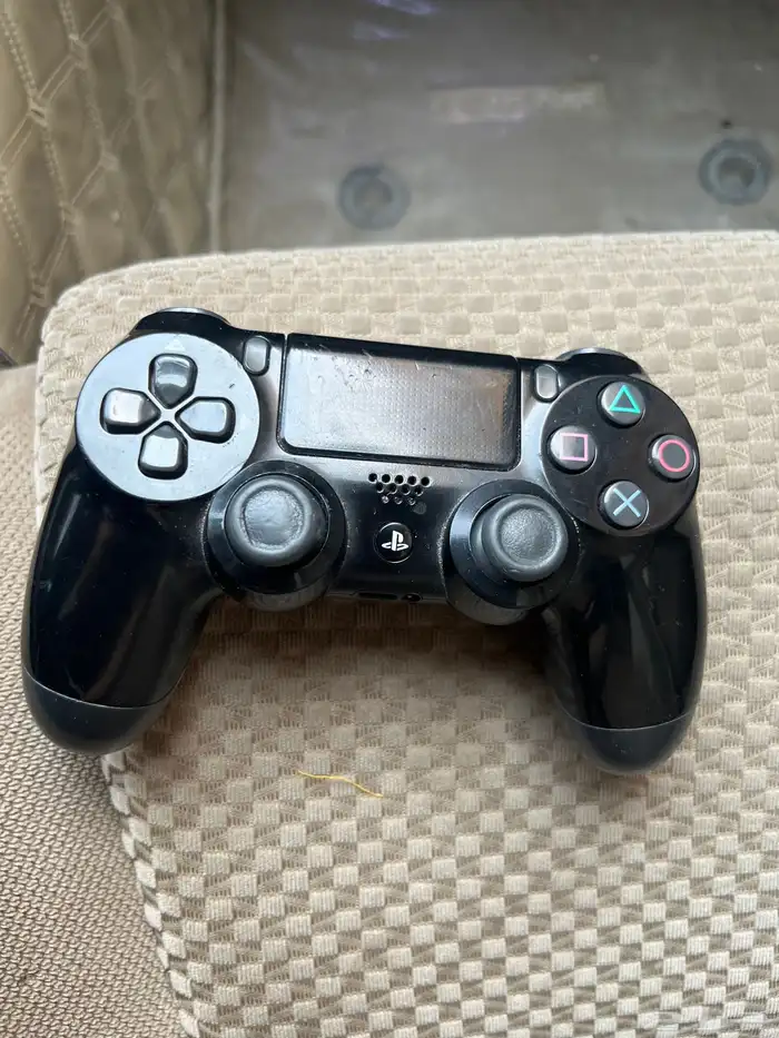 يده سوني 4للبيع مستخدمه نضيف 0