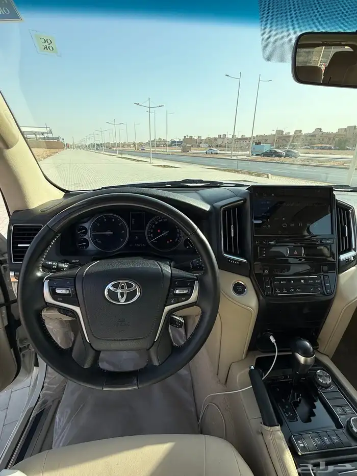 جيب لاندكروزر GXR تورنق موديل 2020 32