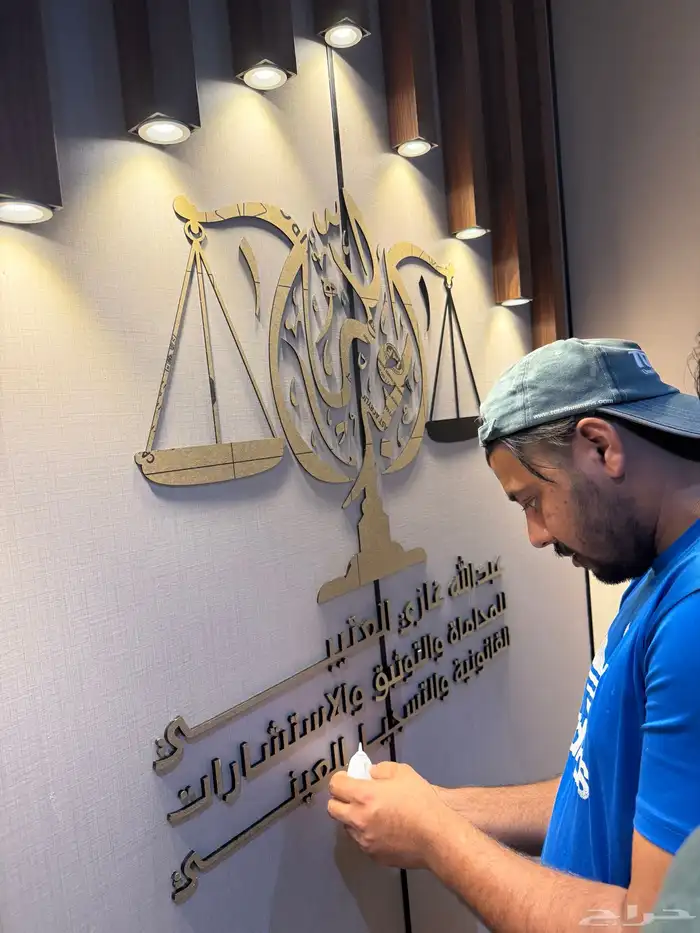 خطاط تركيب لوحات محلات تجارية حروف بارزة تركيب كلادينج 3