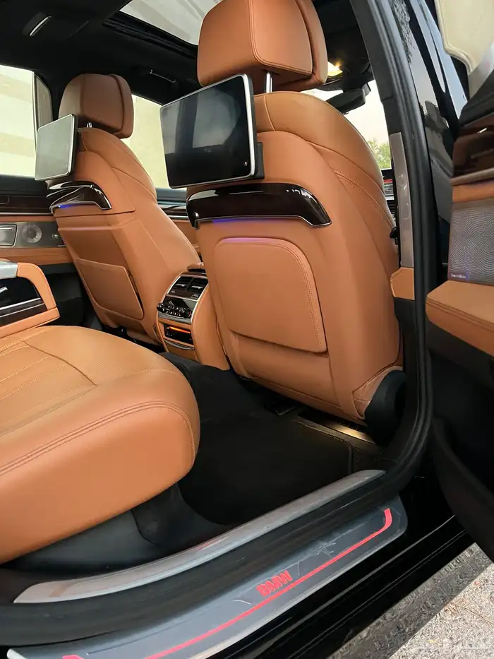 بي ام دبليو ( 750 li ) الموديل 2016 فل مخزن شبه جديد 37
