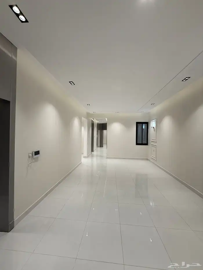 للبيع شق ق ارضيه وعلويه بموقع مميز بجوار دوار التحليه 26