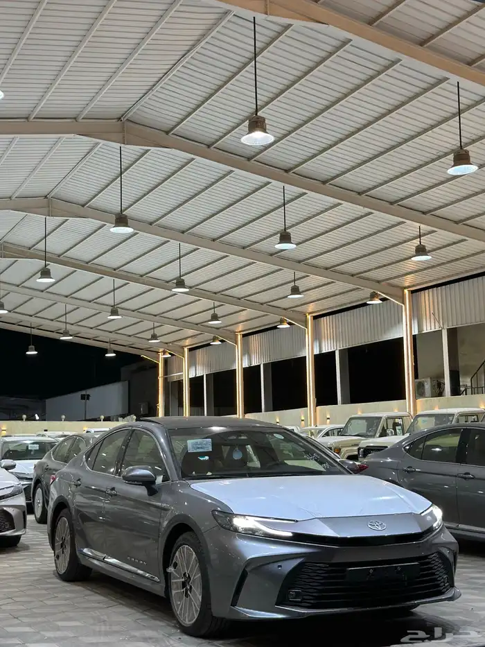 تويوتا كامري LE هايبرد الوان رمادي موديل 2025 3