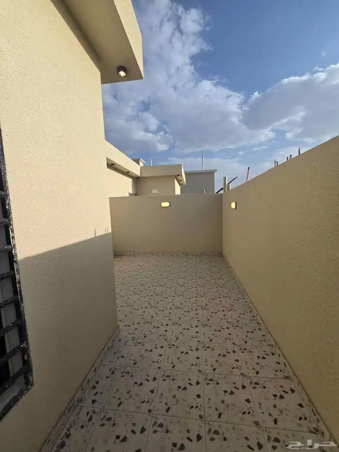 للبيع روف ارضى وعلوى بحوش ومدخل سياره 44