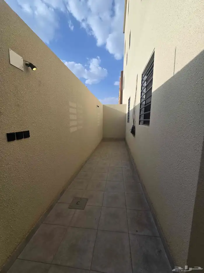 للبيع روف ارضى وعلوى بحوش ومدخل سياره 22