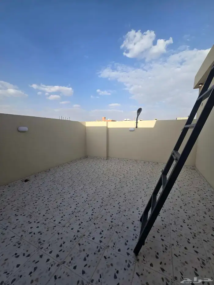 للبيع روف ارضى وعلوى بحوش ومدخل سياره 43