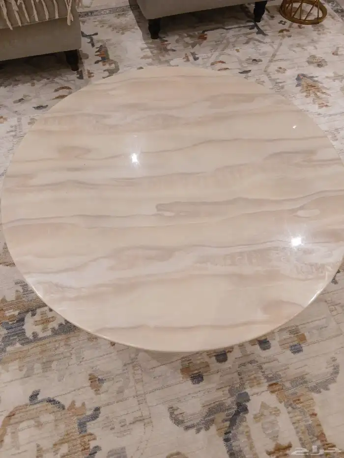 تلفاز مع طاولة وطاولة رخام 2