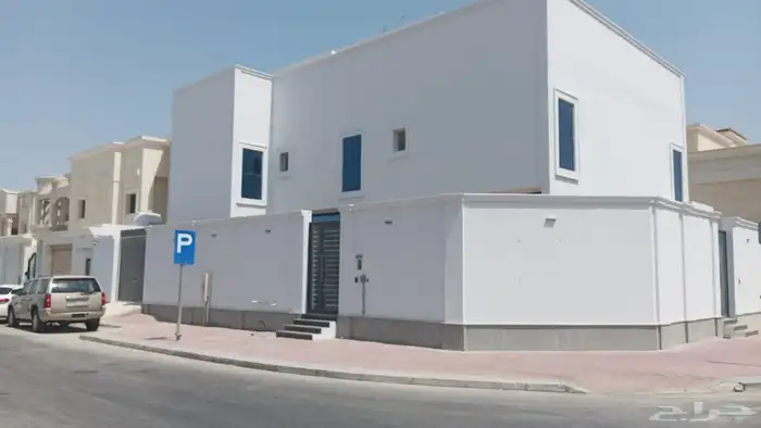 فيلا للبيع تشطيب شخصي بحي الحسام قرب كورنيش الراكة 0
