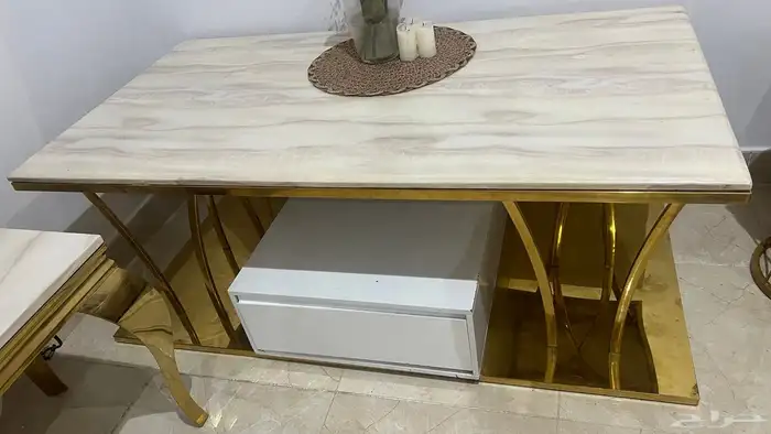طاولة رخام مع اربع طاولات خدمة 1