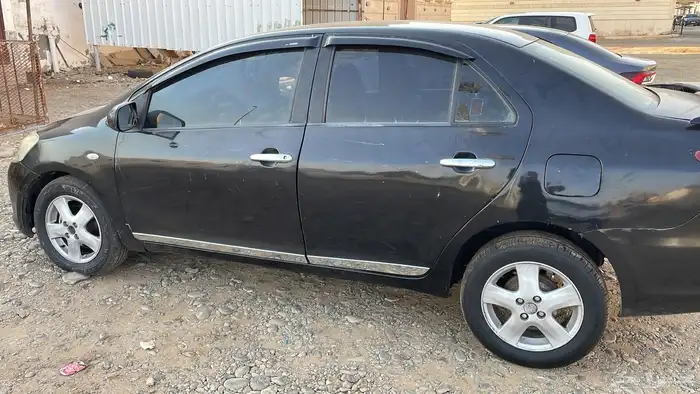 للبيع سياره تويوتا يارس 1