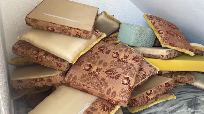 للبيع 3 فرش ومساند ظهر 0