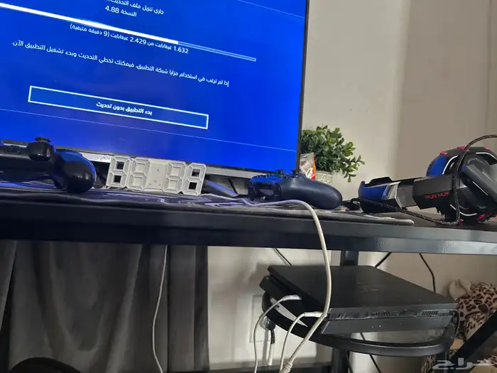 سوني فور و طاولة قيمنق و شاشه كل شي سليم للبيع السعر 2000 0