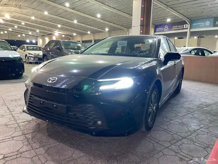 تويوتا كامري استاندر بنزين اسواد وابيض موديل 2025 1