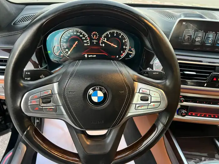 بي ام دبليو ( 750 li ) الموديل 2016 فل مخزن شبه جديد 32
