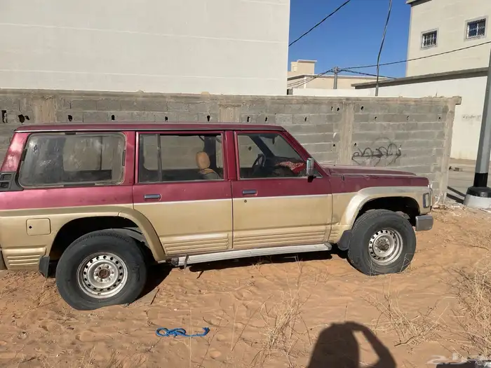 جيب سفاري92 محركته زينه وقف بضل البيت كل شي بلاده مكيف شغال 2