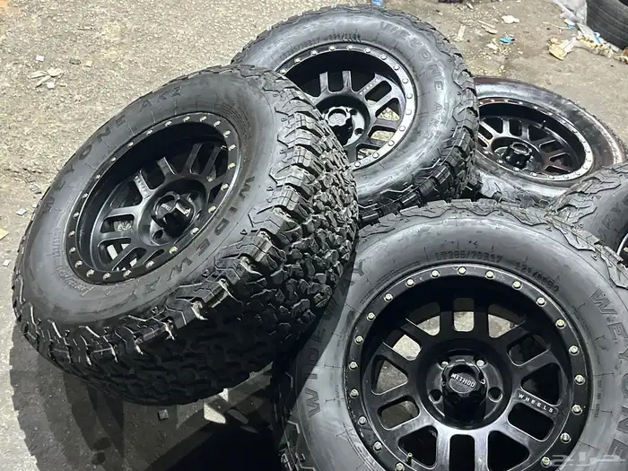 جنوط ميثود 5 مسمار رانجلر مع كفرات نص حجري مقاس 17 27