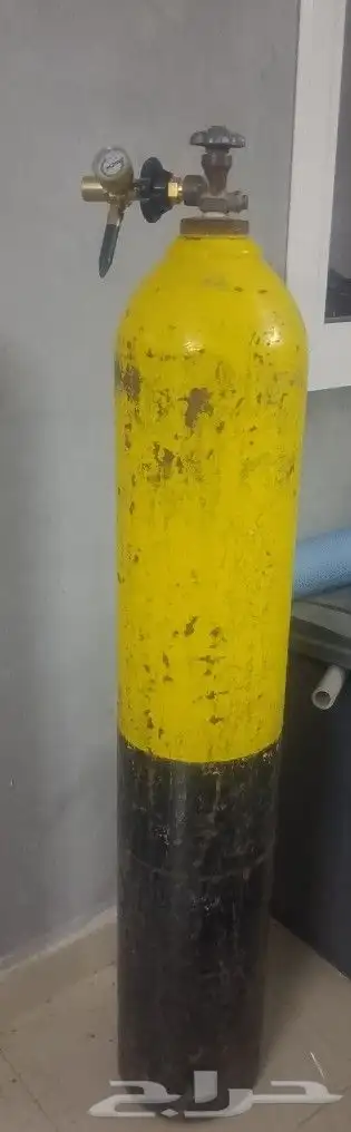 اسطوانة هليوم فيها ربع هليوم 0