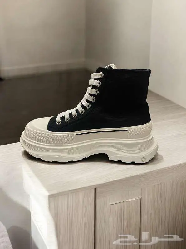 جزم جودتها ممتازة للنساء والبنات بسعر رمزي جدا جدا 1