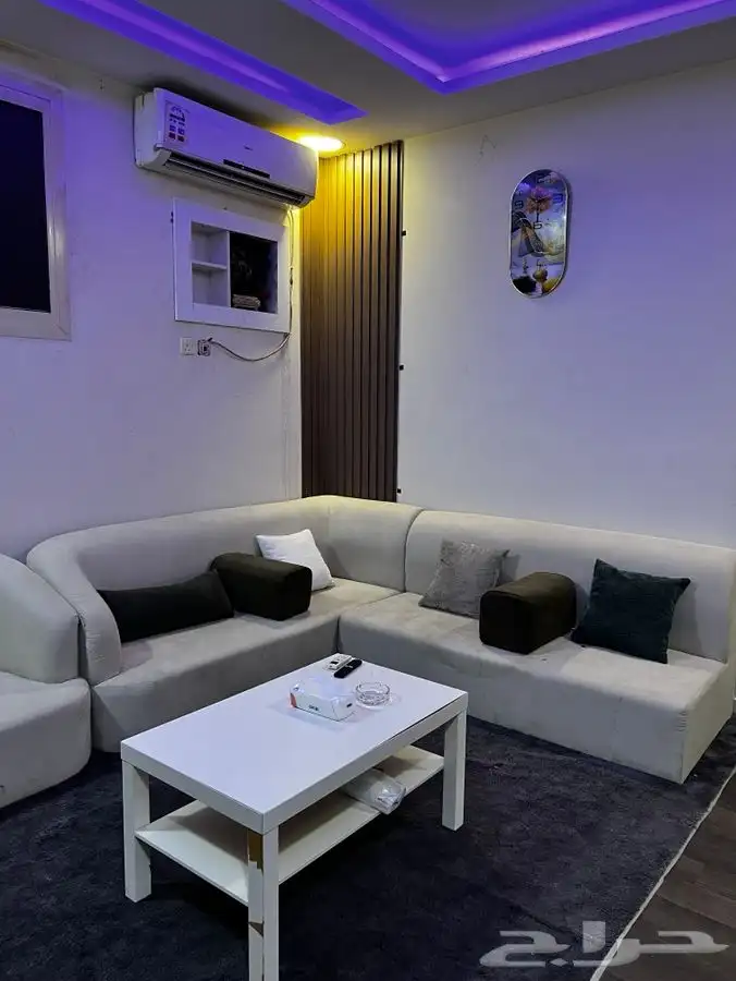 كنب مع طاوله وديكور تسكير مكيف 0