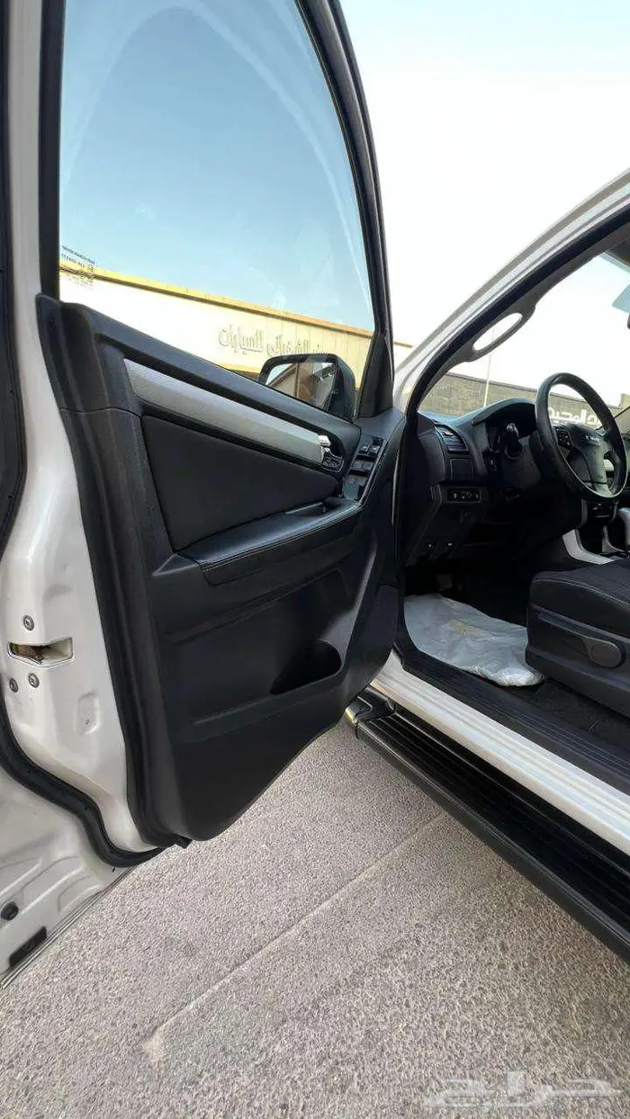 ايسوزو MUX موديل 2022- معرض خلف للسيارات 7