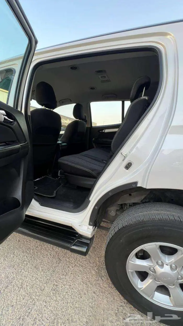 ايسوزو MUX موديل 2022- معرض خلف للسيارات 8