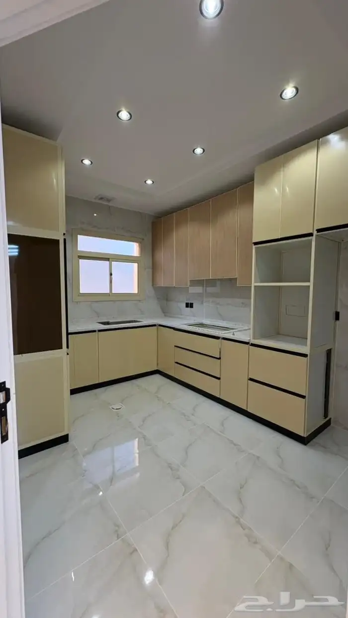 شقه ملحق مكونه من 6غرف وصاله وسيعه للبيع وسطح 10