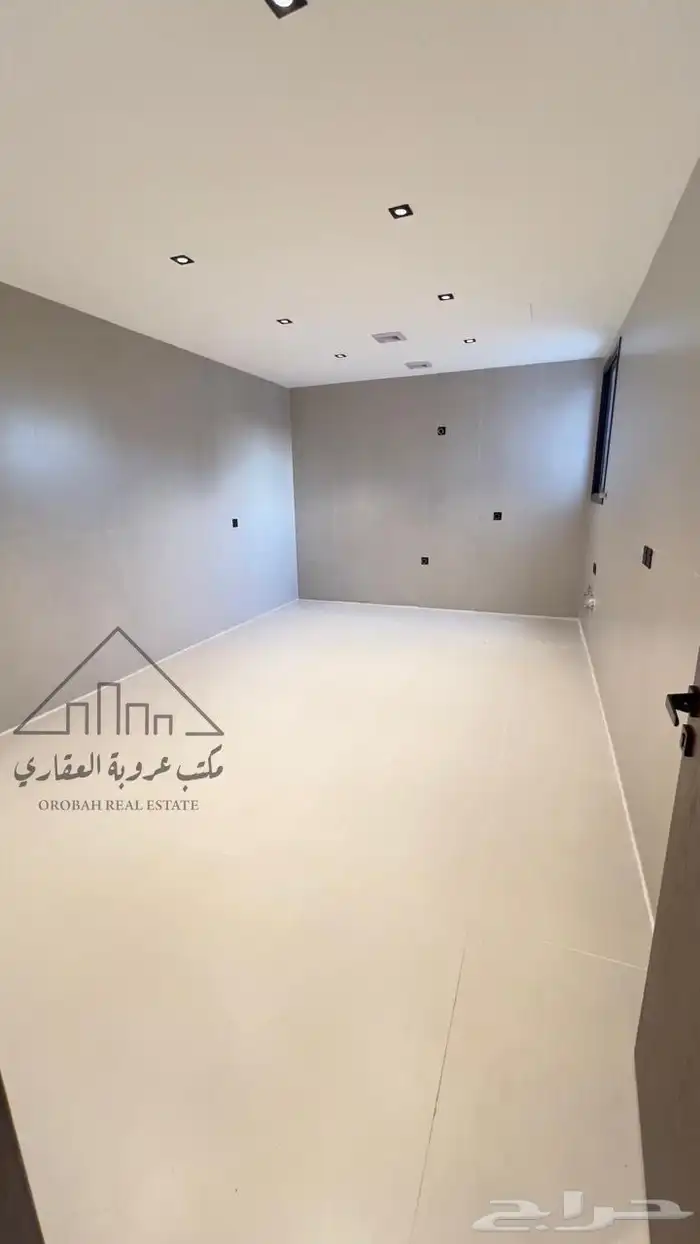 للبيع فيلا نص ارض دورين وسطح تمليك تبوك حي الفلاح 10