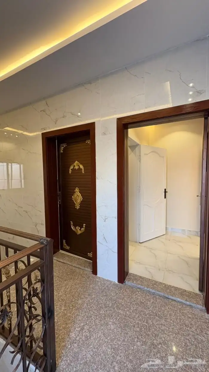 شقه ملحق مكونه من 6غرف وصاله وسيعه للبيع وسطح 5