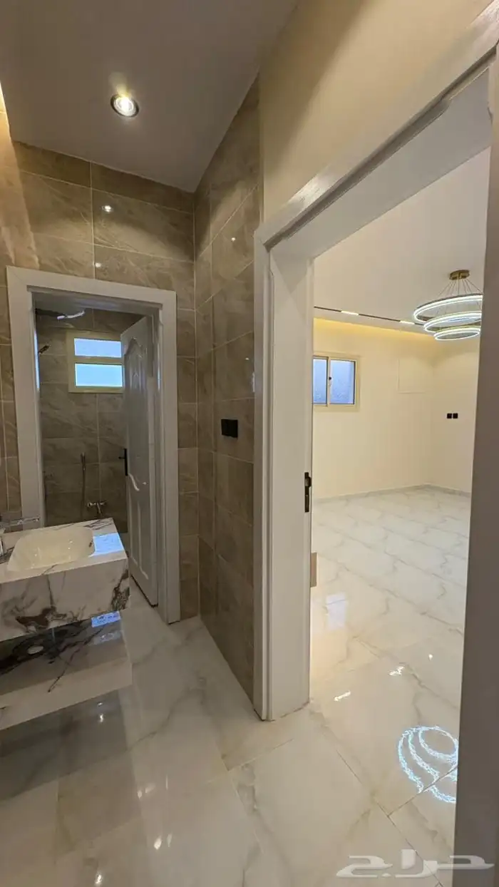 شقه ملحق مكونه من 6غرف وصاله وسيعه للبيع وسطح 1