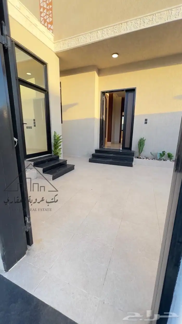 للبيع فيلا نص ارض دورين وسطح تمليك تبوك حي الفلاح 1