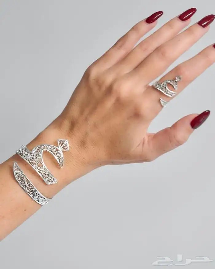 الشكل الجديد  اهدي من تحب طقم نسائي بتصميم حديث . 2