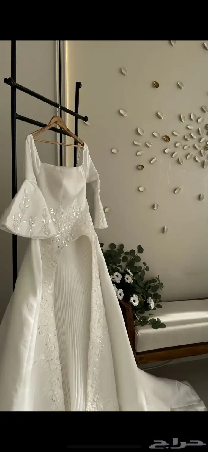 فستان زفاف كلاسيكي معه طرحه طويله على الواقع جميل جدا 0