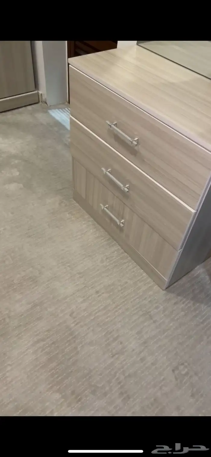 دولاب ملابس   تسريحة   طاولة 1