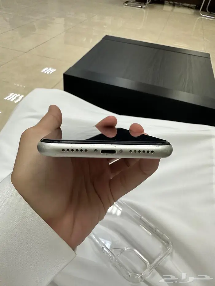 ايفون 11 العادي 4