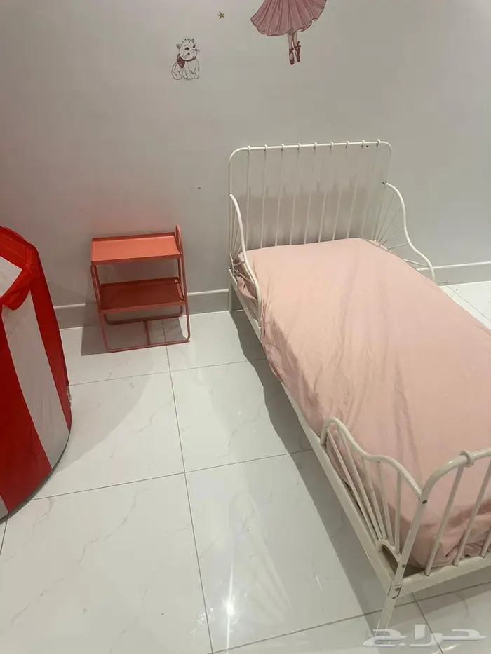 سرير اطفال   مكيفين   و شاشة 2