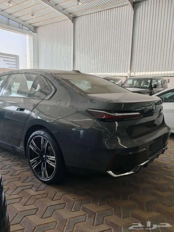 بي ام دبليو 735i موديل 2026 اسود رمادي خليجي 12