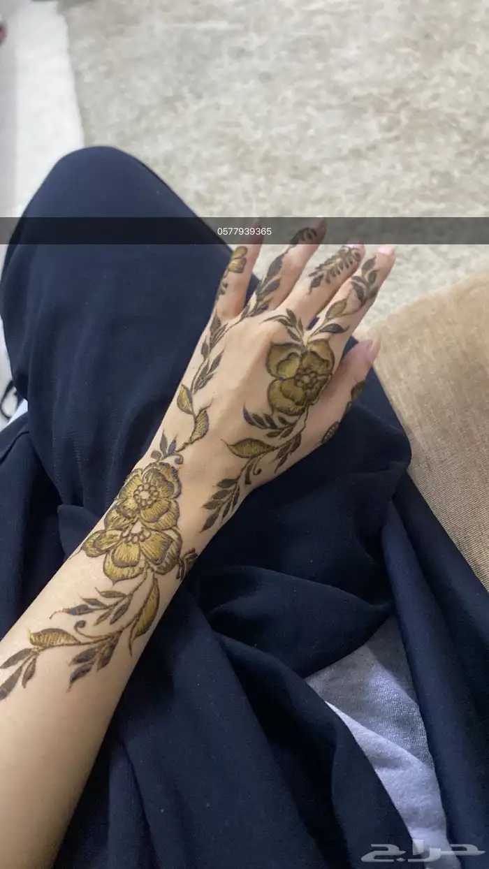 نقش حناء مميزة على اليدين 0