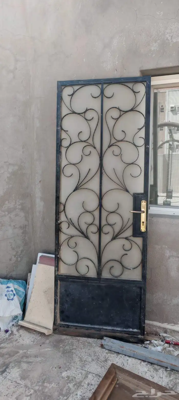 ابواب خشب و حديد 1