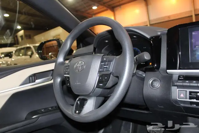 تويوتا كامري E بنزين 2025 14