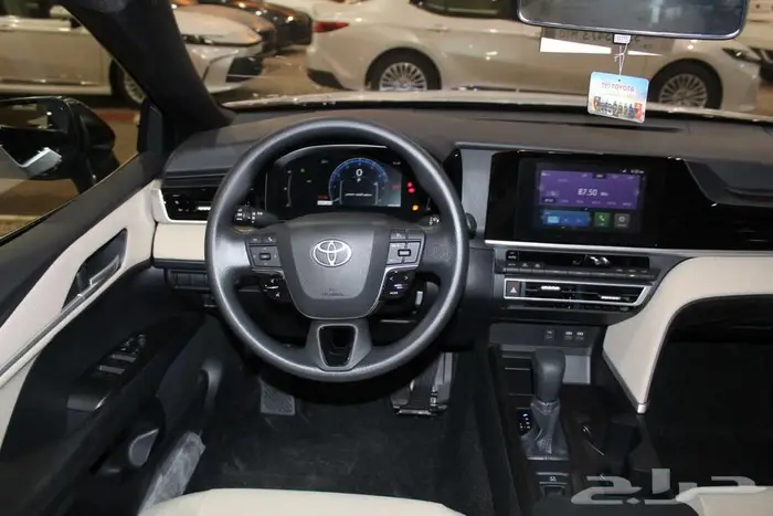 تويوتا كامري E بنزين 2025 10